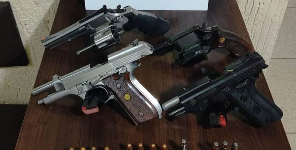 PM apreende quatro armas de fogo durante abordagem a caminhonete na PR-280, em Vitorino