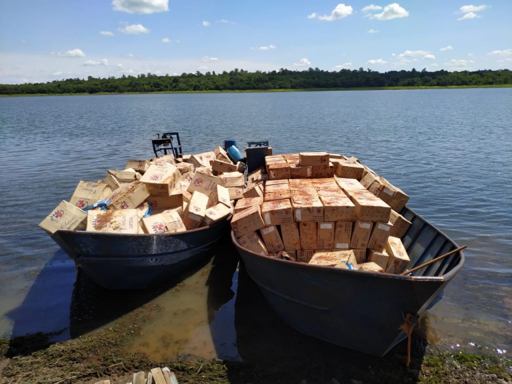 BPFron e PF apreendem embarcações carregadas com cigarros contrabandeados em Porto Mendes