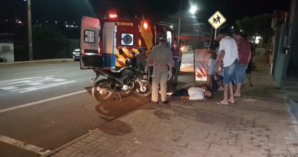 Após atropelamento na Rua Xavantes, motociclista e cachorrinho ficam feridos