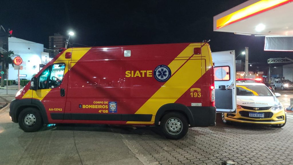 Homem ferido no tórax por golpe de faca é socorrido pelo Siate na Praça da Bíblia em Cascavel