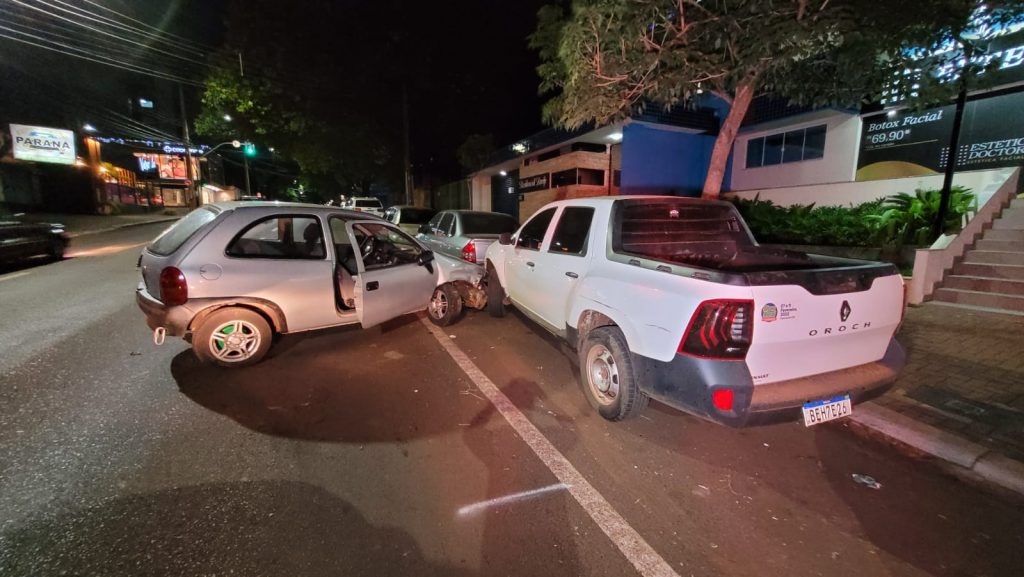 Condutor de Corsa atinge três veículos estacionados e acaba preso por embriaguez no Centro de Cascavel