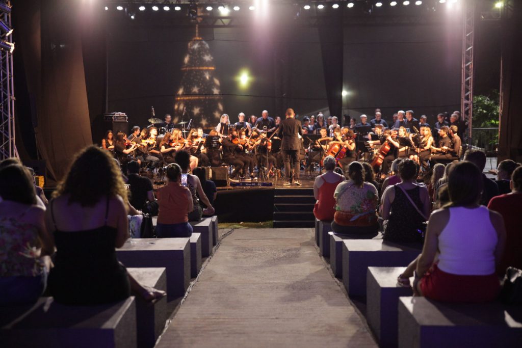 Natal de Águas e Luzes tem noite de louvor com evangélicos