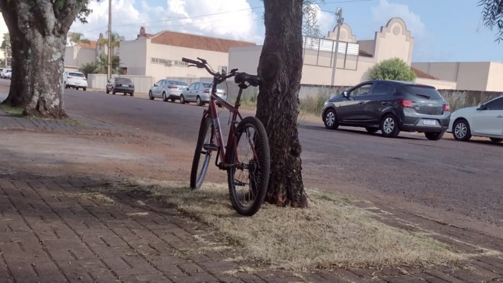 Bicicleta é abandonada em frente a residência e morador acredita que possa ser produto de furto