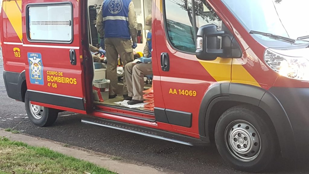 Caminhando pela calçada, homem bate contra poste, fere o rosto e precisa dos cuidados do Siate no Bairro Universitário