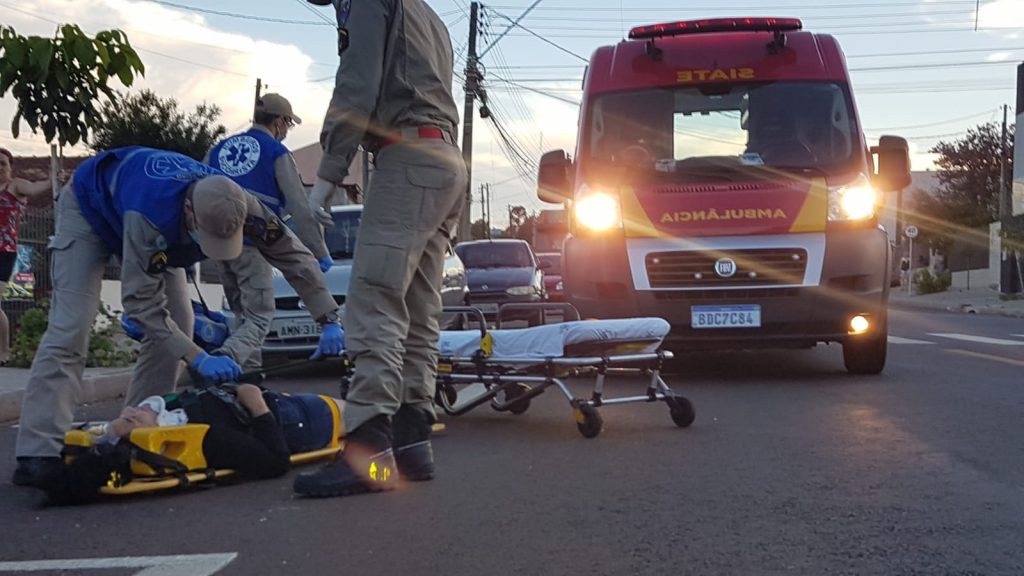 Mulher fica ferida ao colidir bicicleta contra carro estacionado no Bairro Santa Cruz