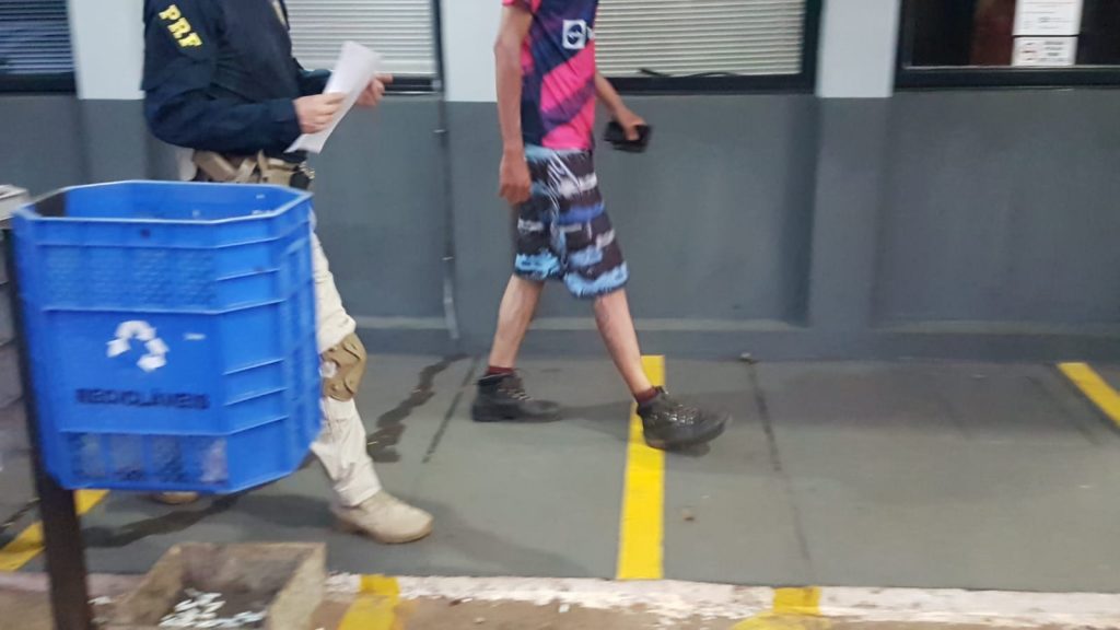 Alto ruído de escapamento de moto motiva abordagem da PRF na BR-277 e piloto acaba preso, flagrado no etilômetro