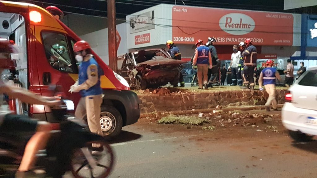 Homem morre em violenta colisão de carro contra o canteiro da Avenida Carlos Gomes