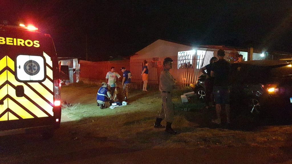 Onix atinge portão de residência após colisão contra Siena no Bairro Tarumã; uma mulher sofreu fratura em braço
