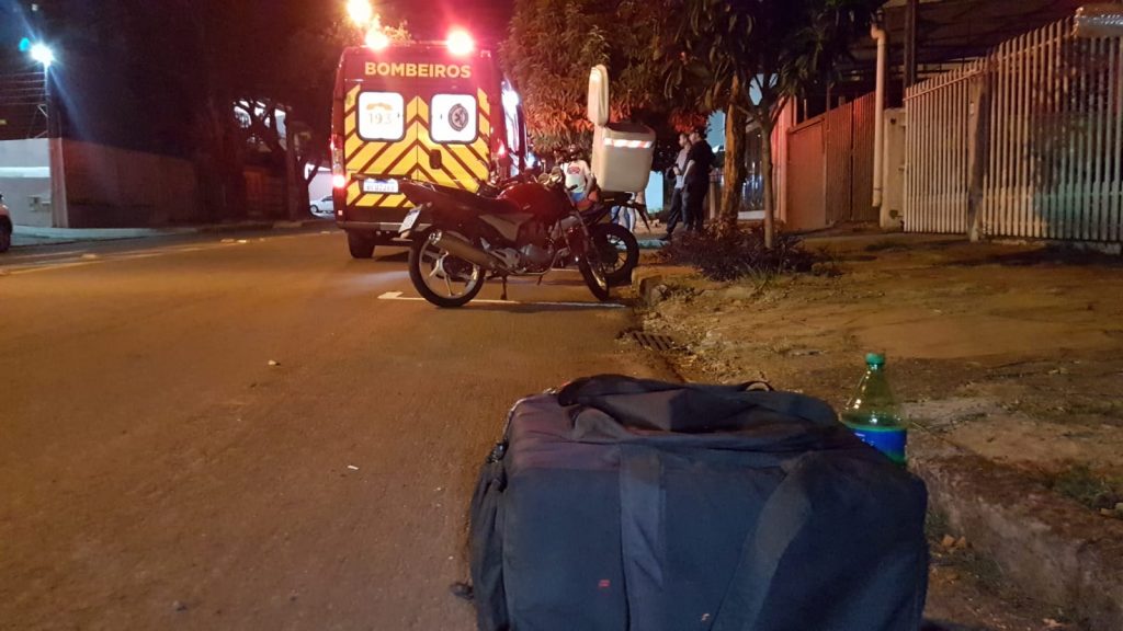 Jovem de 20 anos fica ferido em acidente com moto Honda Pop no Centro de Cascavel