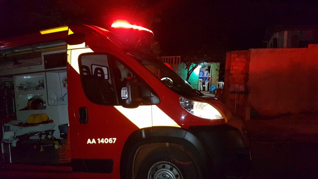 Rapaz de 27 anos é socorrido após levar facada no Bairro Interlagos