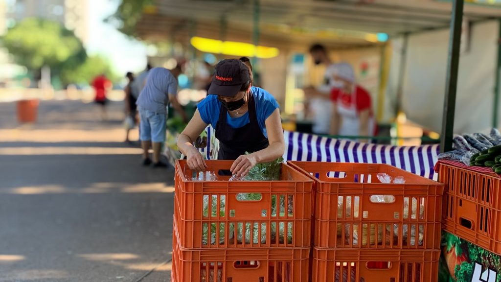 Feira do Produtor é realizada nesta manhã em frente à Prefeitura de Cascavel