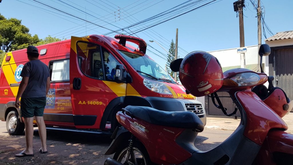 Mulher sofre contusão após colisão envolvendo carro e moto no Bairro Neva
