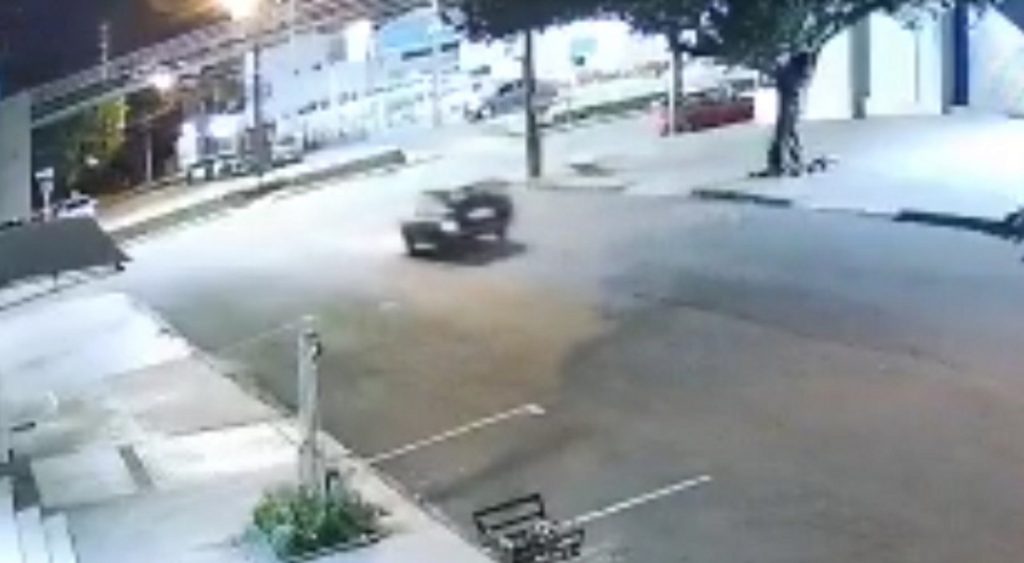 Câmera de segurança flagra acidente que resultou em morte na Av. Carlos Gomes Câmera de segurança flagra acidente que resultou em morte na Av. Carlos Gomes