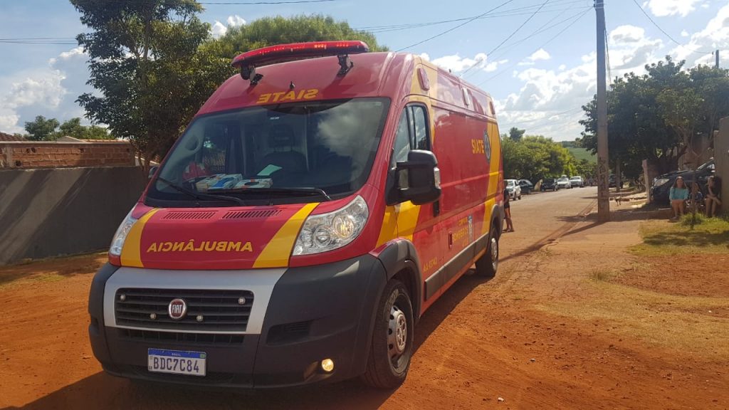 Portão cai em criança de seis anos e Corpo d Bombeiros é acionado no Bairro Esmeralda Portão cai em criança de seis anos e Corpo d Bombeiros é acionado no Bairro Esmeralda