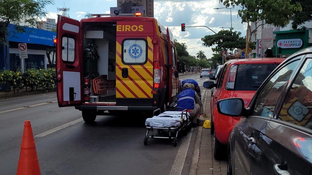 Mulher sofre queda na Av. Brasil, no Centro de Cascavel e fica ferida Mulher sofre queda na Av. Brasil, no Centro de Cascavel e fica ferida