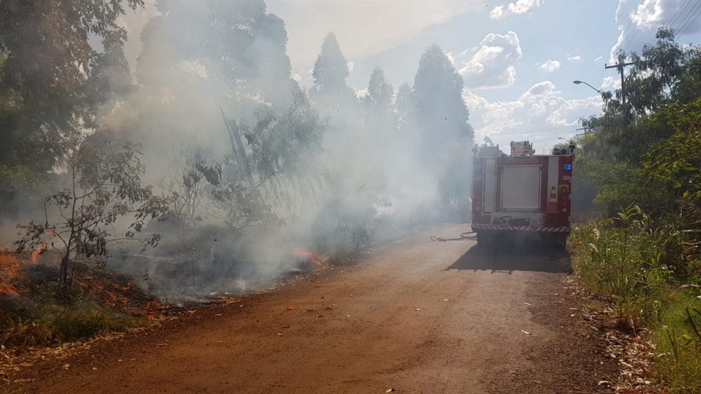 Bombeiros combatem incêndio ambiental no Bairro Santa Cruz, em Cascavel Bombeiros combatem incêndio ambiental no Bairro Santa Cruz, em Cascavel