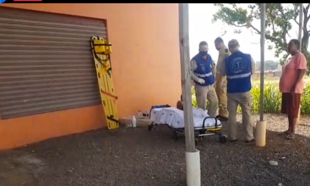 Homem é alvo de pedrada na Av. Tito Muffato e recebe atendimento do Corpo de Bombeiros Homem é alvo de pedrada na Av. Tito Muffato e recebe atendimento do Corpo de Bombeiros