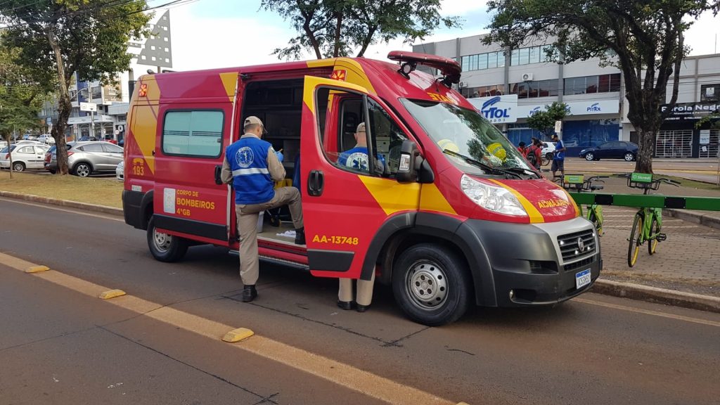 Ciclista de 21 anos fica ferido em acidente na Avenida Brasil