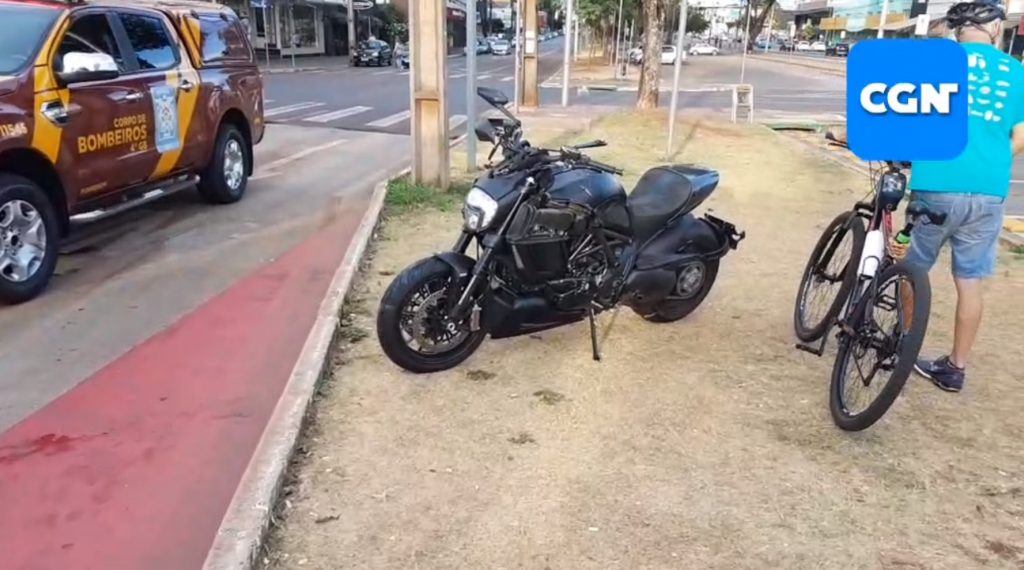 Idoso fica ferido em acidente entre moto e ônibus, na Avenida Brasil