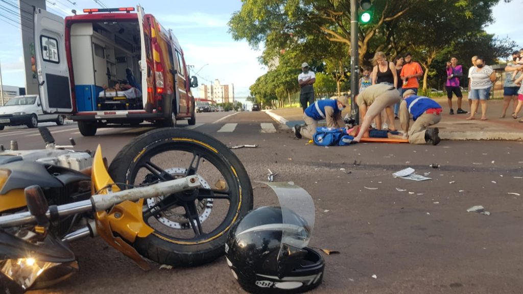 Forte colisão entre carro e moto deixa dois feridos nas proximidades da Prefeitura