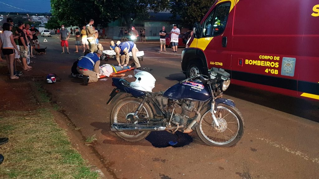 Mulher fica gravemente ferida em colisão entre carro e moto no Universitário