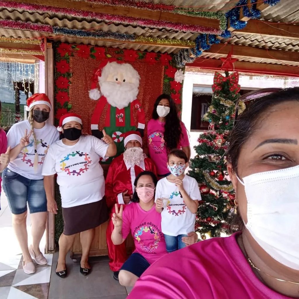 Voluntárias Unidas para o Bem entregam cestinhas de doces no Veneza