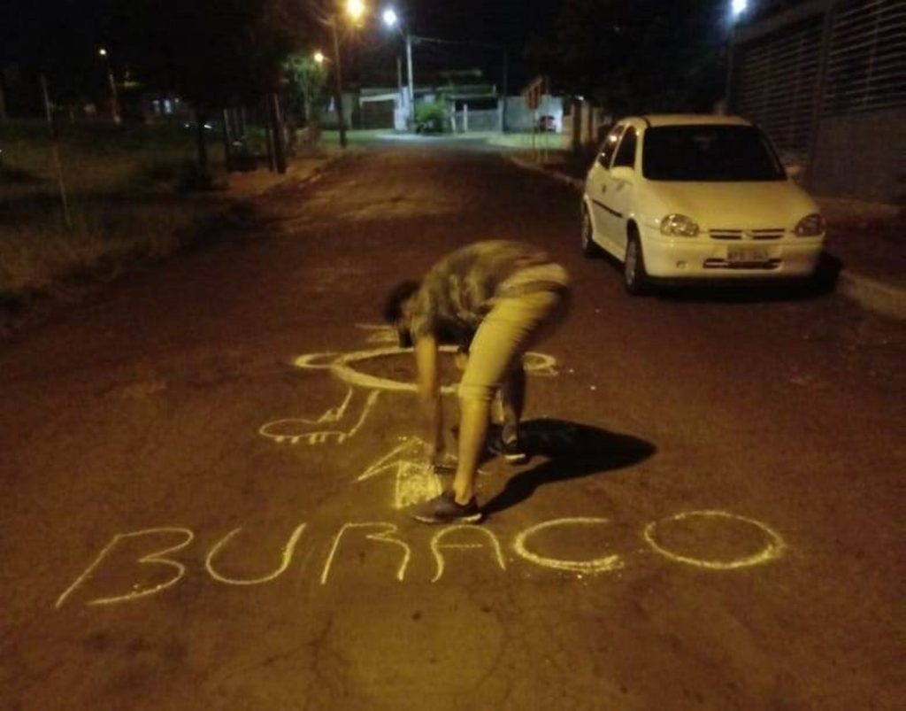 Moradores desenham no asfalto para alertar presença de buraco