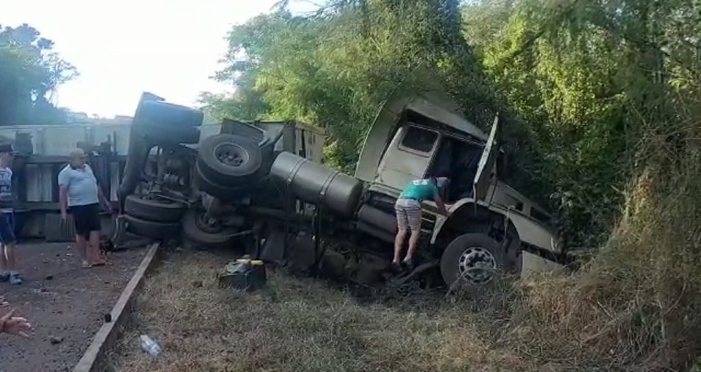 Caminhão carregado com frangos tomba na BR-277