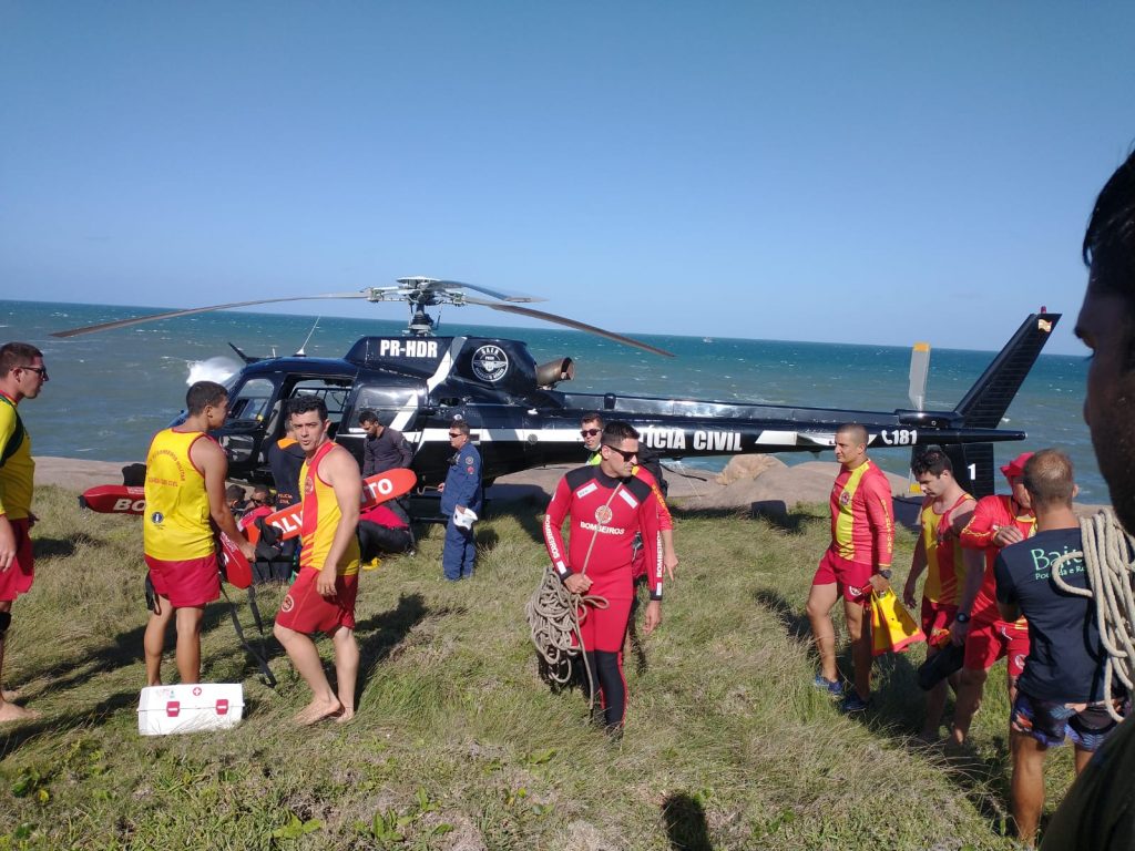 Equipe do helicóptero da Polícia Civil atua em resgate conjunto no farol de Santa Marta