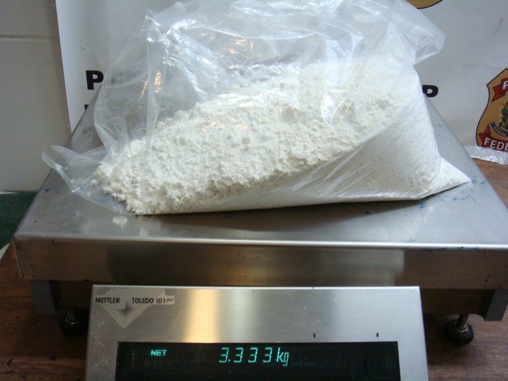 PF prende passageiro com mais de 3 kg de cocaína em cinta elástica