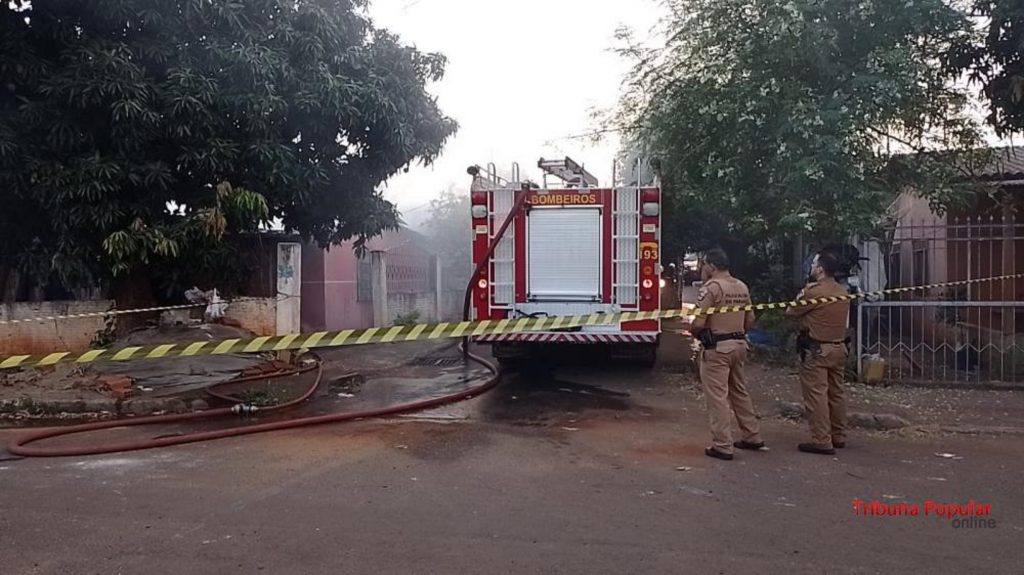 Casal morre carbonizado após incêndio a residência no Paraná Casal morre carbonizado após incêndio a residência no Paraná