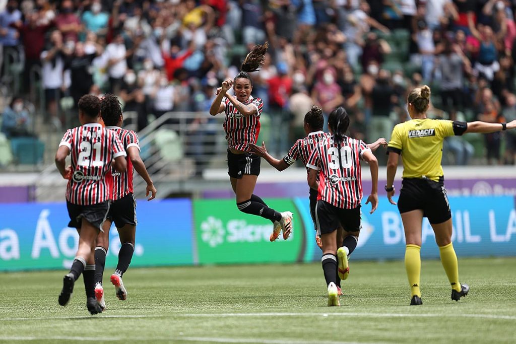Thais: “Fiquei arrepiada de ouvir a torcida gritar meu nome”