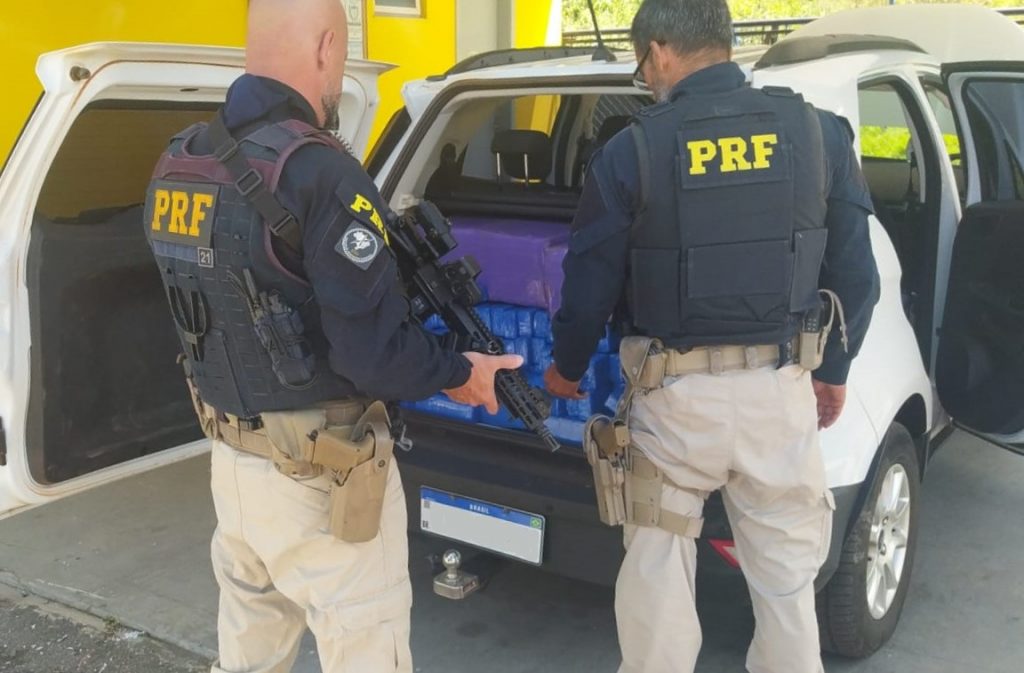 PRF apreende quase 380 quilos de maconha em Balsa Nova (PR)