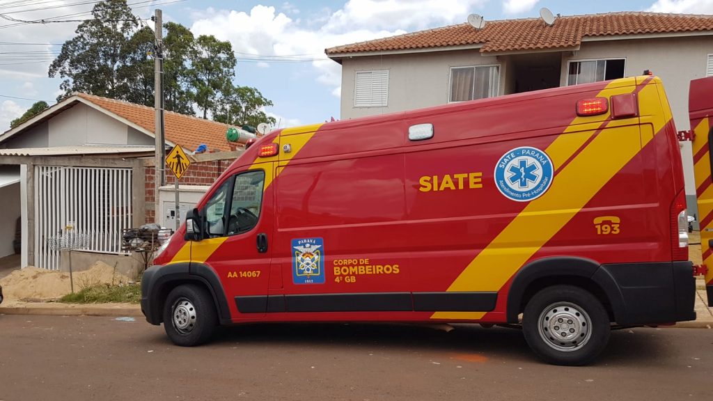 Menino de 11 anos fica ferido ao cair sobre pedaço de madeira no Riviera