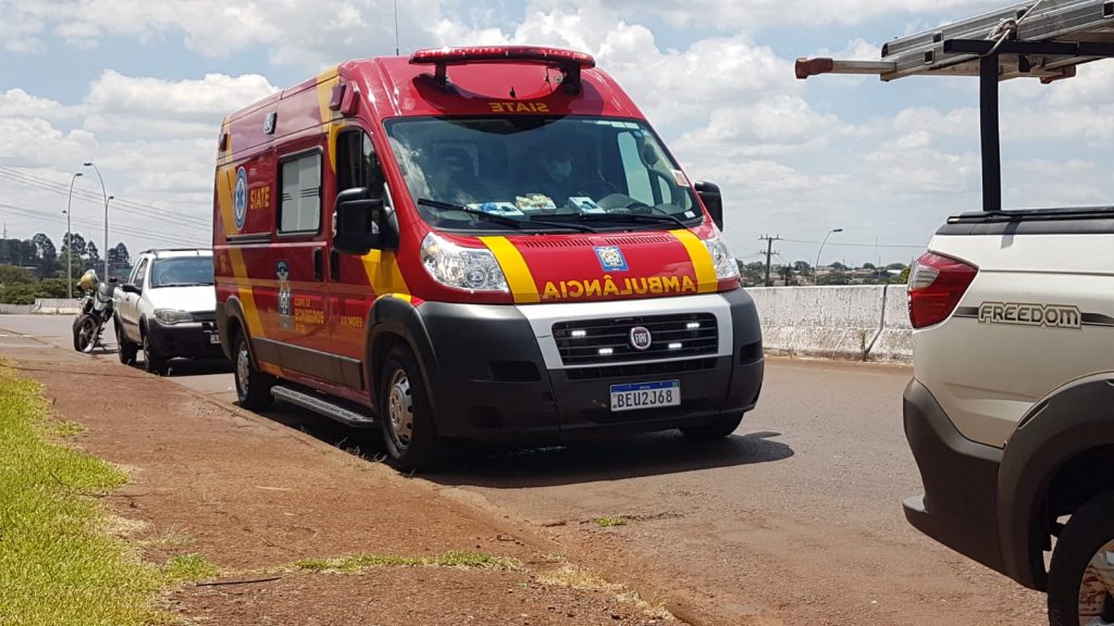 Ciclista de 18 anos fica ferido ao colidir com carro no Viaduto da Jacarezinho