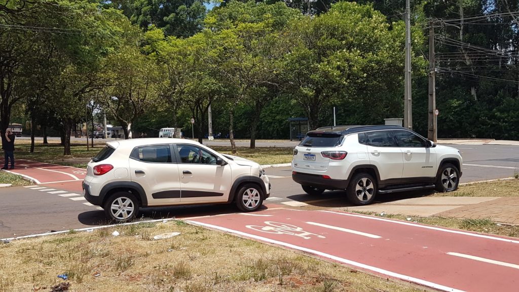 Kwid e Compass se envolvem em colisão na Av. Brasil