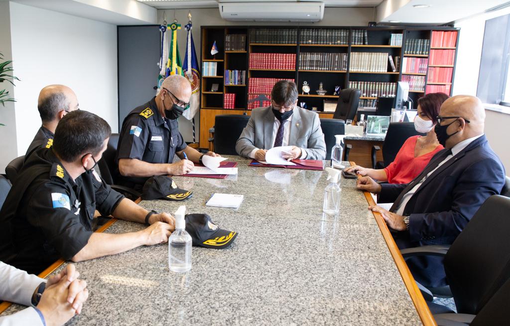 MPRJ e Polícia Militar assinam convênio para compartilhamento de informações no combate a construções irregulares