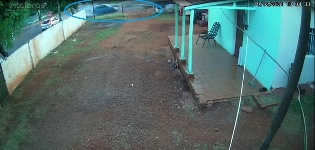 Câmera flagra grave colisão entre Polo azul e motociclistas no Universitário