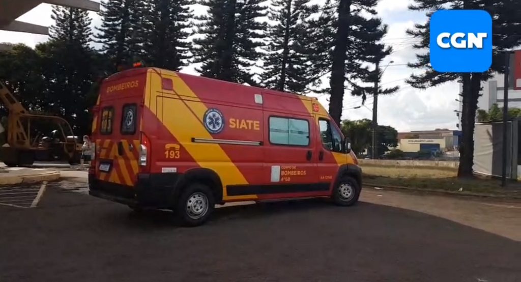 Mulher fica ferida após pular em piscina