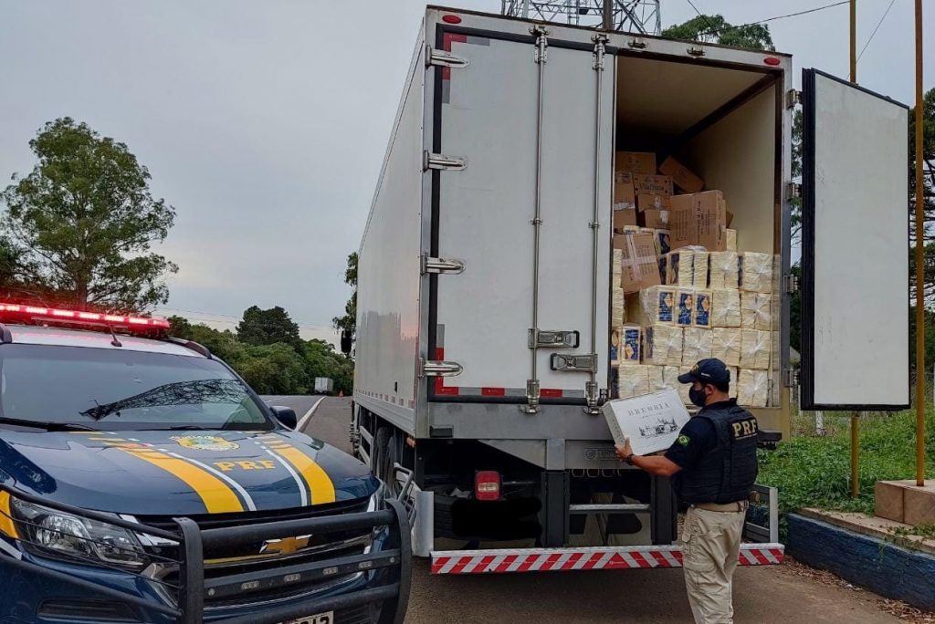 PRF apreende cerca de 1,6 mil garrafas de vinhos no Paraná