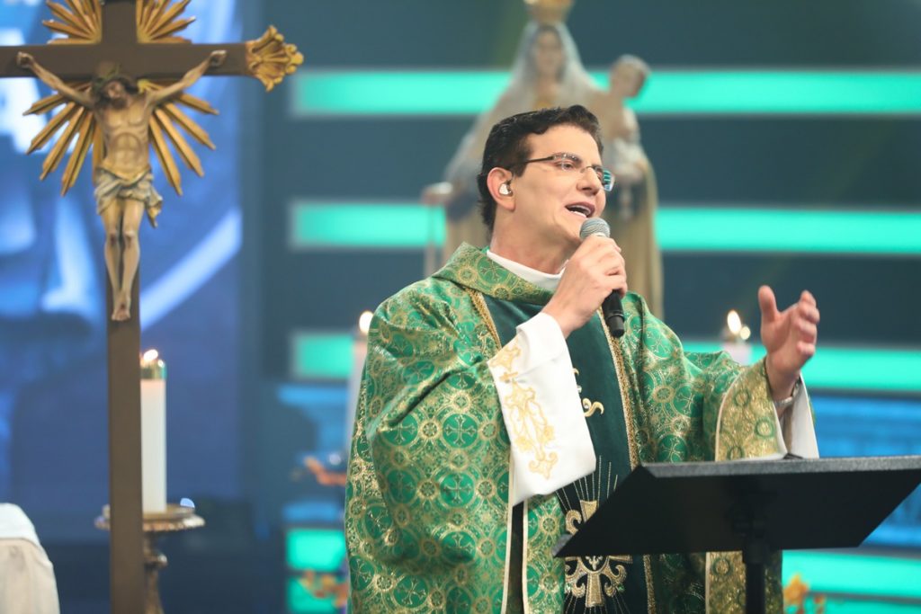 Confira as dicas para acompanhar a missa seguida de show do padre Reginaldo Manzotti, nesta quarta-feira (22)