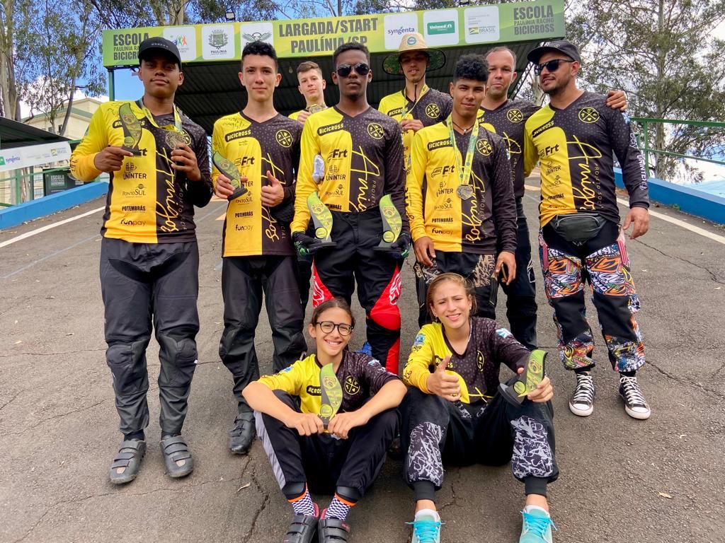 Pilotos iguaçuenses do BMX conquistam medalhas e troféus em campeonato nacional