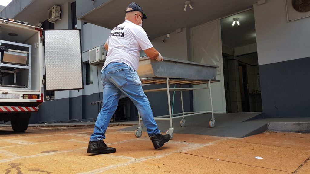 IML recolhe corpo na Acesc para exames de necropsia IML recolhe corpo na Acesc para exames de necropsia