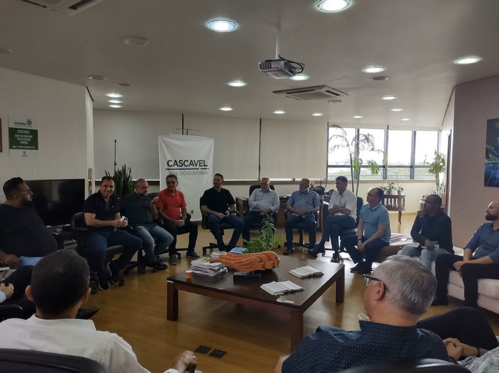 Prefeito Paranhos recebe pastores em seu gabinete Prefeito Paranhos recebe pastores em seu gabinete