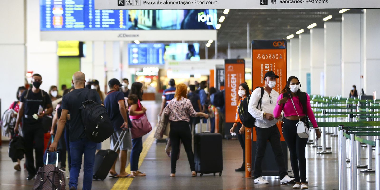 Passageiros reclamam de atrasos e dificuldades em aeroportos Imagem referente a Passageiros reclamam de atrasos e dificuldades em aeroportos