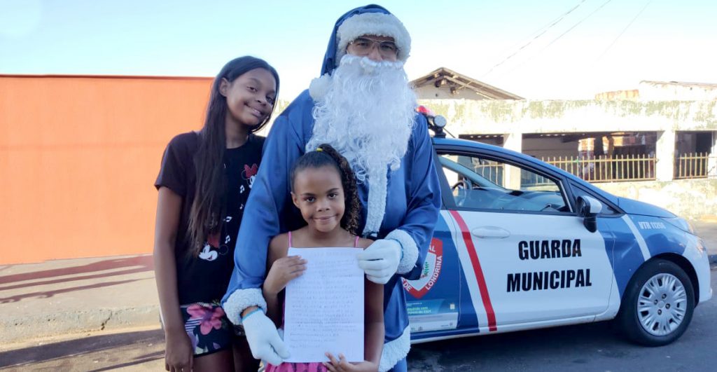 Papai Noel da Guarda Municipal atende pedido de crianças carentes da zona oeste