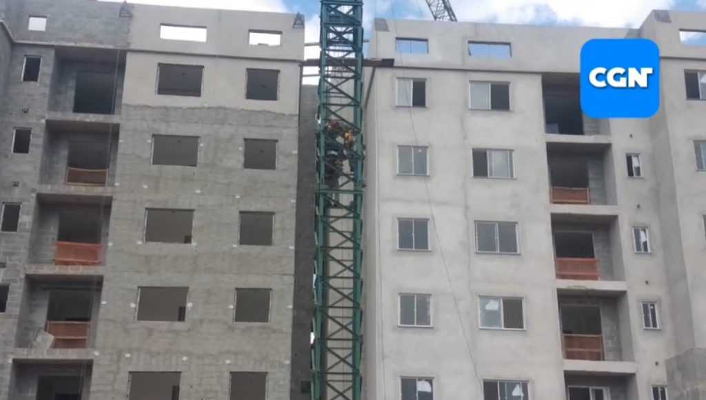 Trabalhador é resgatado de cima de andaime no 8º andar de obra no Universitário