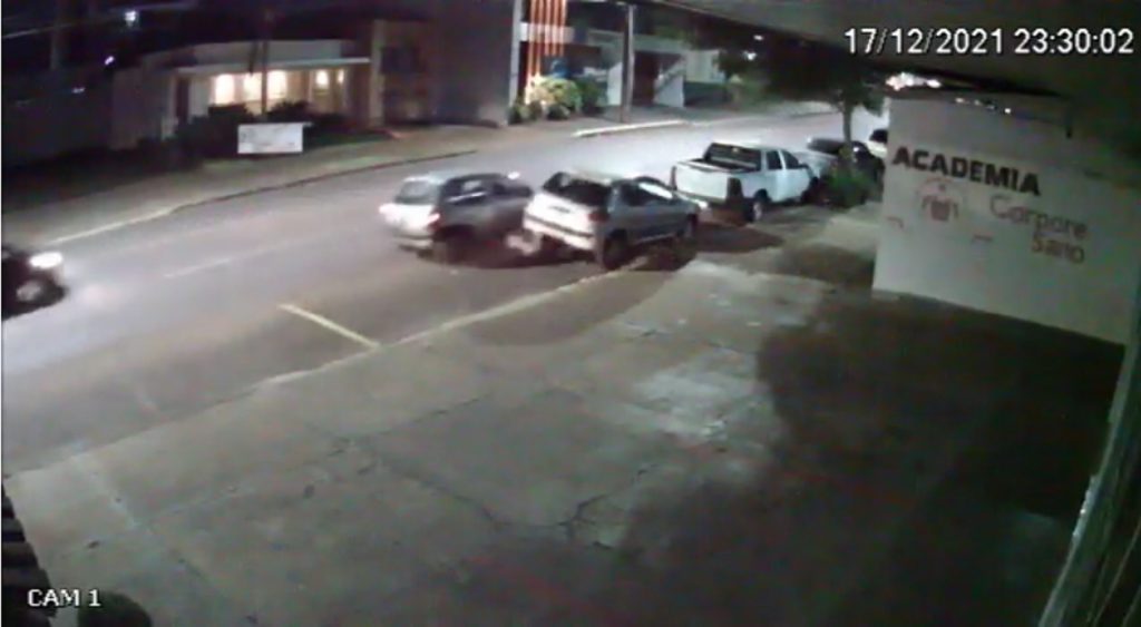 Outro ângulo: câmera registra colisão que envolveu quatro carros no Centro de Cascavel