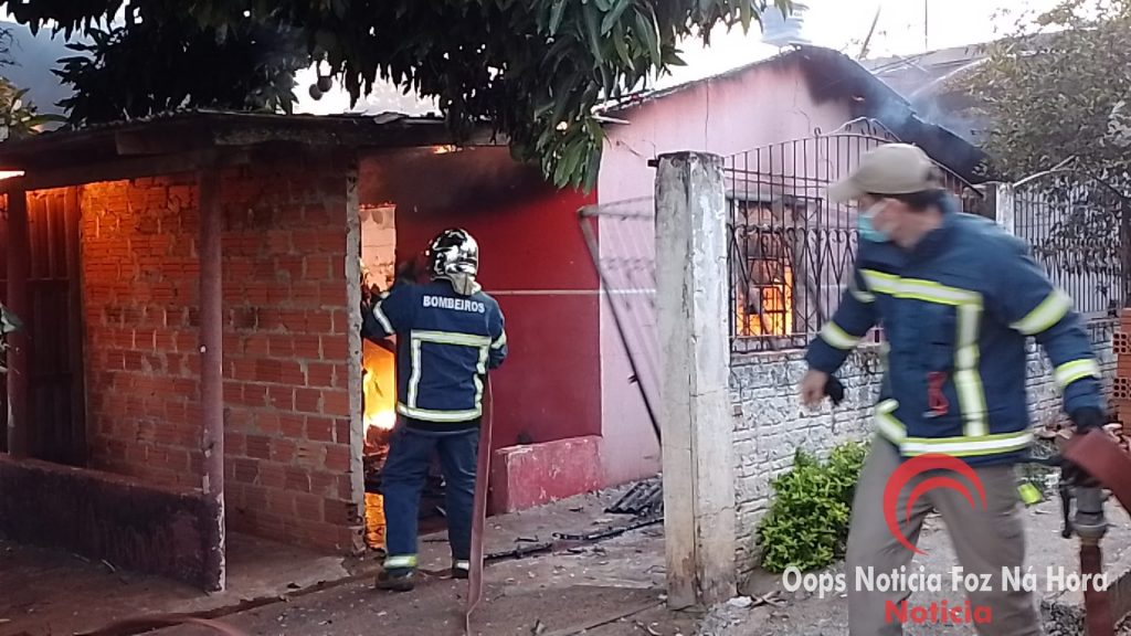 Casal morre carbonizado em incêndio a residência na Vila Miranda, em Foz do Iguaçu
