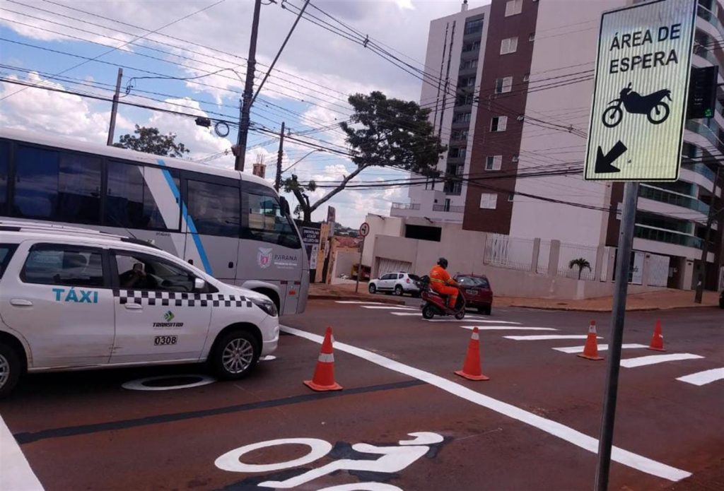 Com projeto-piloto aprovado pelos condutores, Transitar amplia área de espera segura para motos em mais cinco cruzamentos centrais